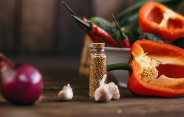 Masadaki farklı sebzelerin karışımı.