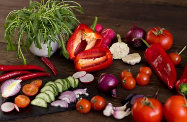 Masadaki farklı sebzelerin karışımı.