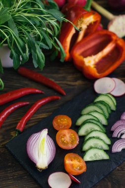 Masadaki farklı sebzelerin karışımı.