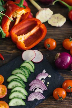 Masadaki farklı sebzelerin karışımı.