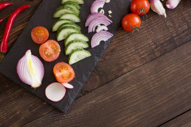 Masadaki farklı sebzelerin karışımı.