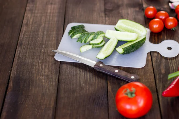 Mujer Joven Rebanando Verduras Saludables — Foto de Stock