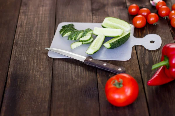 Mujer Joven Rebanando Verduras Saludables — Foto de Stock