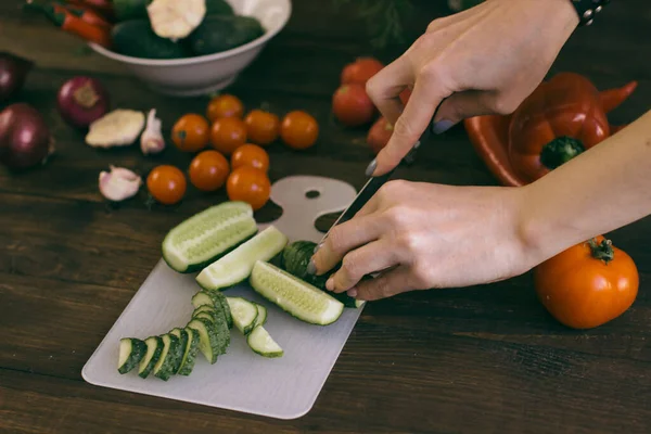 Mujer Joven Rebanando Verduras Saludables — Foto de Stock