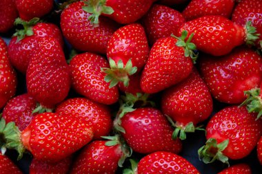 Bir sürü taze çilek.