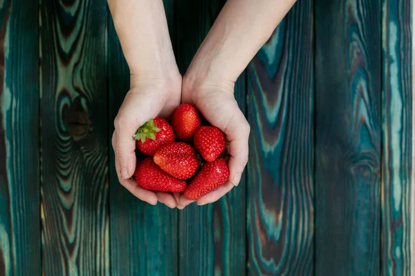 Hands Holding Strawberries Emerald Green Wooden Table — Stock Photo, Image