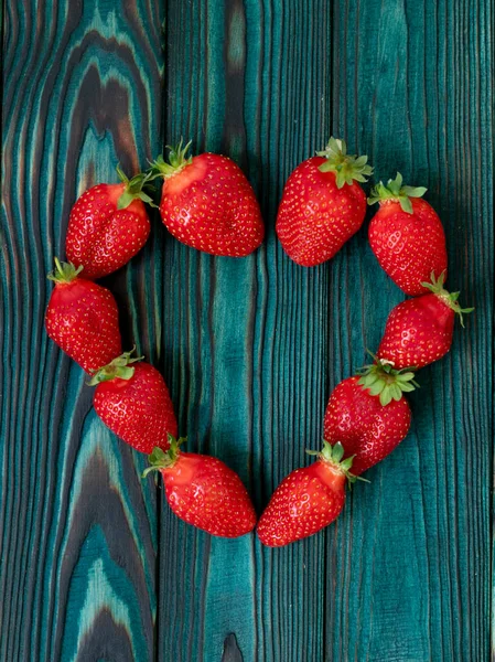 Fresas Formando Una Forma Corazón Mesa Madera —  Fotos de Stock