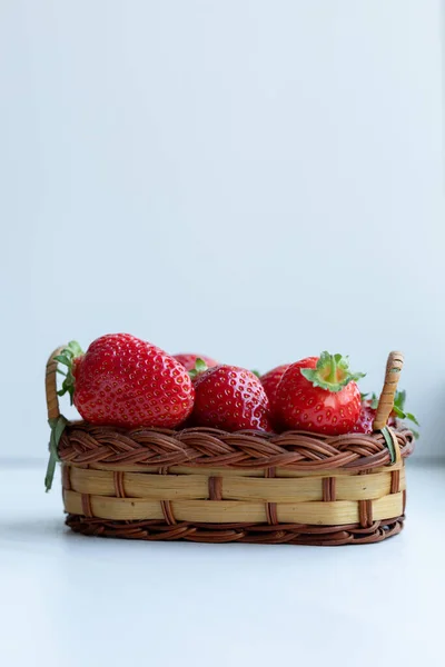 Erdbeeren Einem Geflochtenen Korb Auf Weißem Hintergrund — Stockfoto