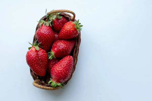 Fragole Cestino Intrecciato Sfondo Bianco — Foto Stock