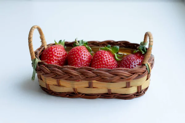 Fraises Dans Panier Tressé Sur Fond Blanc — Photo