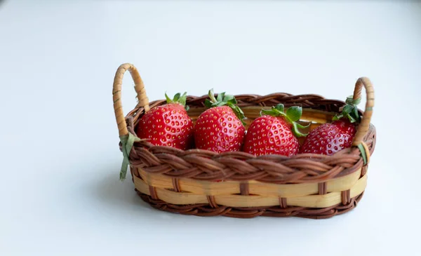 在白色背景的辫子篮中的草莓 — 图库照片