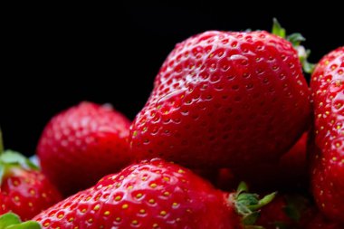 Taze sulu çilek ve koyu arkaplan.