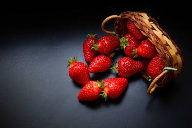 Dağılmış yaban mersinli ters örülmüş bir sepet.