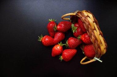 Dağılmış yaban mersinli ters örülmüş bir sepet.