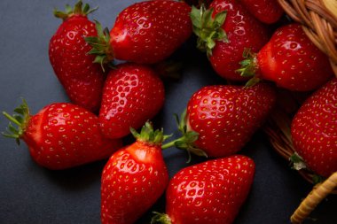 Dağılmış yaban mersinli ters örülmüş bir sepet.