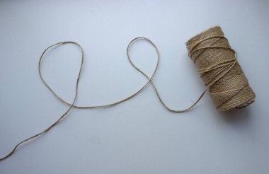 Beyaz arkaplanda sicim sarmalı