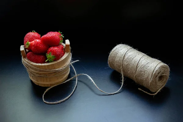 新鮮なジューシーなイチゴでいっぱいのツイン編組木製バスケット — ストック写真