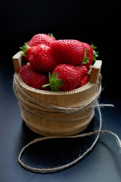 Geflochtener Holzkorb Voller Frischer Saftiger Erdbeeren — Stockfoto