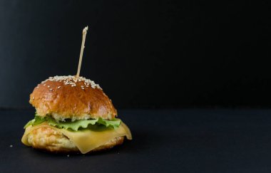 Koyu arkaplanda ev yapımı başarısız çizburger.