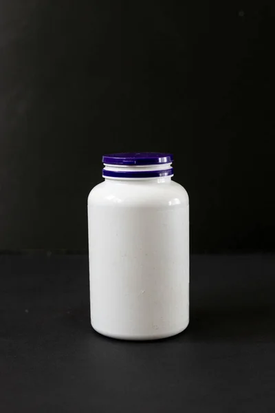 Barattolo Plastica Bianco Pieno Pillole Uno Sfondo Scuro — Foto Stock