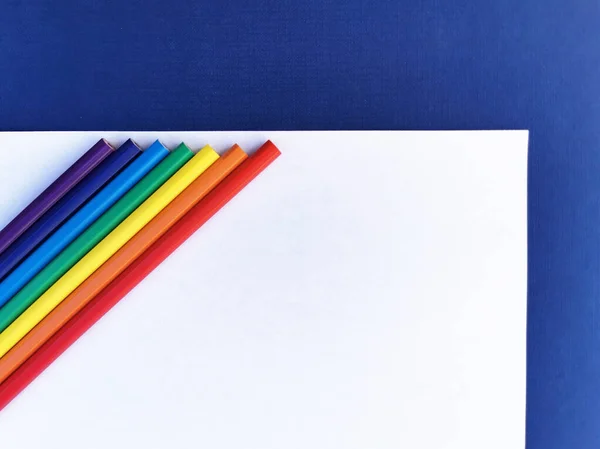 Colored Pencils Rainbow Spectrum Layout White Paper Background — Stock Photo, Image
