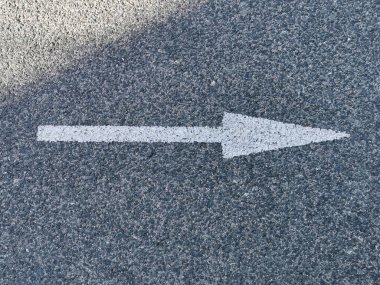 Asfalt ok üzerindeki yol işareti hareketin yönünü gösterir
