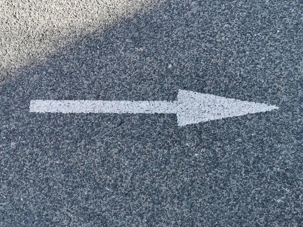 Asfalt ok üzerindeki yol işareti hareketin yönünü gösterir