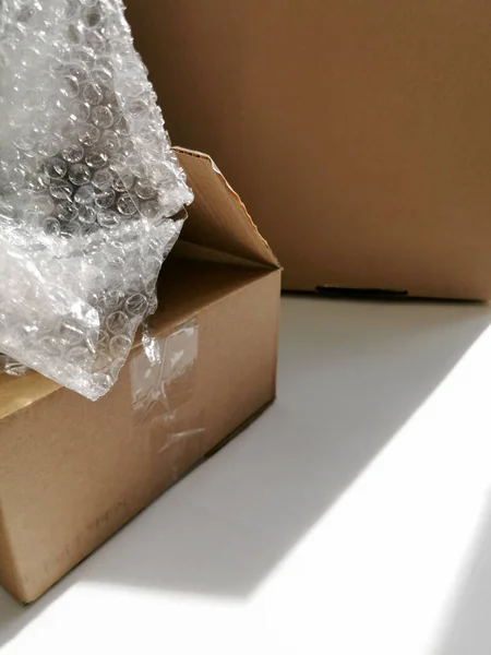 Коробки Упаковочный Материал Белом Фоне Стола Пакет Доставлен Открыт — стоковое фото