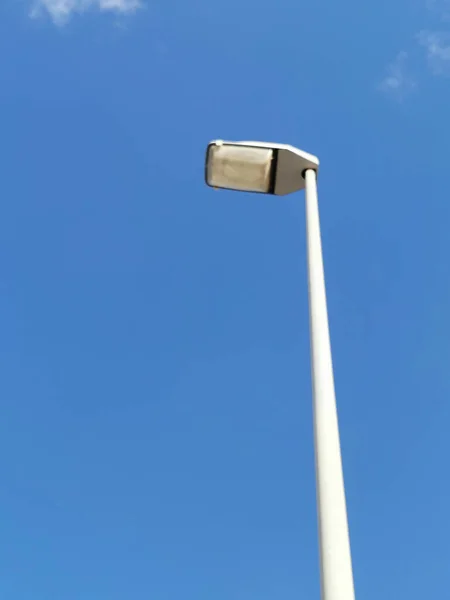 Lampione Contro Cielo Blu Condizioni Meteorologiche Limpide Vista Dal Basso — Foto Stock