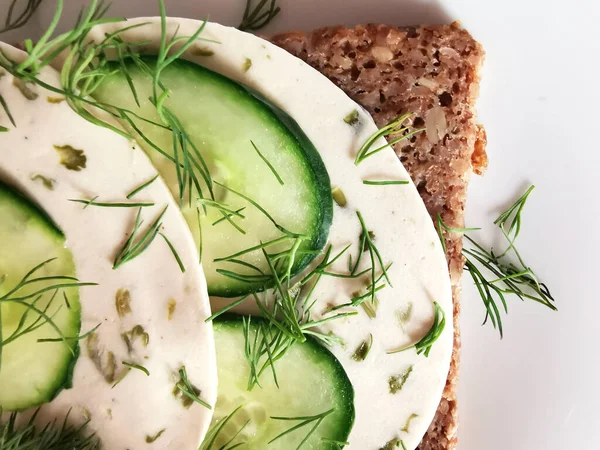 Kahvaltı için vejetaryen dilimli, salatalıklı ve dereotlu sandviç, vejetaryen yemeği, sağlıklı yaşam tarzı.