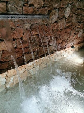 Duvardaki çeşme, akşam ışığı, bahçenin dekorasyonu, bahçe, teras.