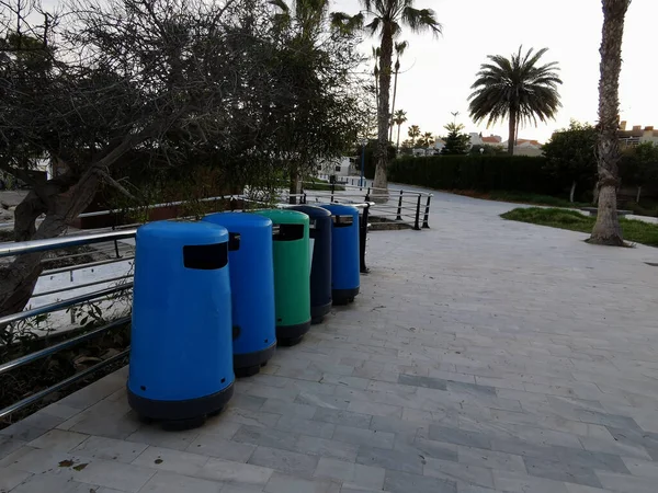 Pojemniki Śmieci Sortowania Śmieci Ulicy Ekologia Ochrona Środowiska — Zdjęcie stockowe