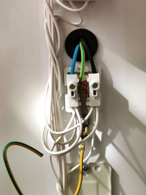 Elektrikli bir aletin içindeki bir destenin içindeki kablolar