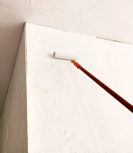Prace Malarskie Wałek Malowania Ścian Maluje Ścianę Budynku Którym Proces — Zdjęcie stockowe