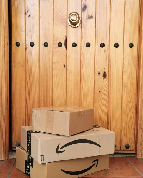 Amazon Cajas Entrega Encuentran Puerta Entrega Rápida Todo Mundo —  Fotos de Stock
