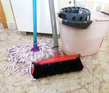 ev temizliği, temizlik kovası, iplikli bir paspas ve yerleri süpürmek için fırça.