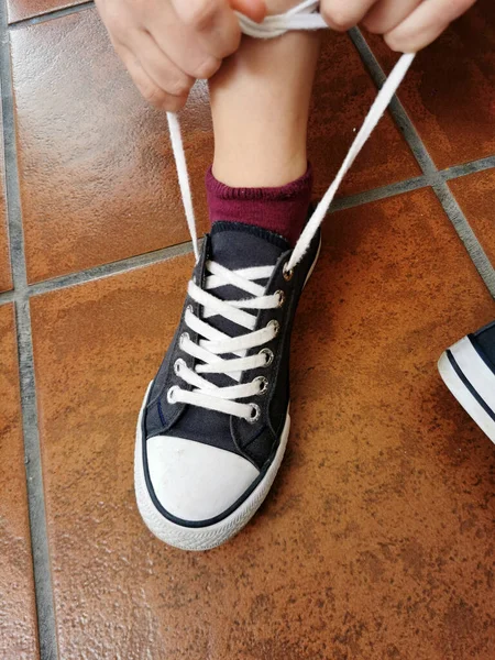 Pierna Una Niña Nudos Zapatillas Preparación Para Entrenamiento Correr — Foto de Stock
