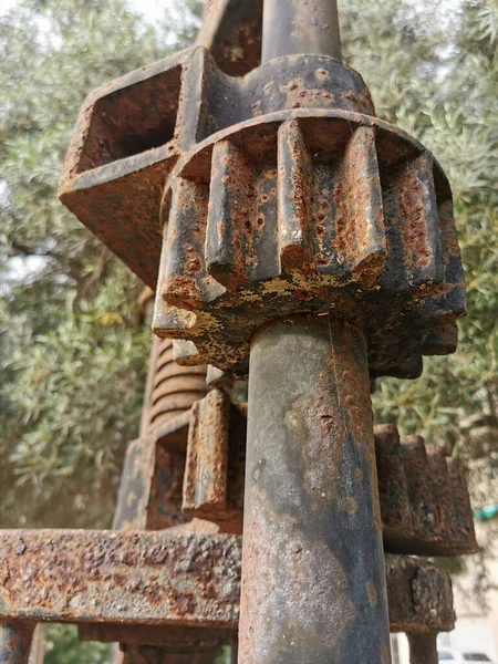 Detalle Oxidado Mecanismo Parque Sobre Fondo Vegetación — Foto de Stock