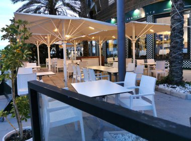 Restoranın sokak terası Coronavirüs, salgın, ziyaretçi almayan akşam restoranı yüzünden boş.