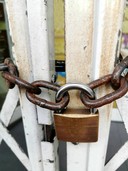 鎖の上の南京錠は鉄格子入口正面の眺めを閉じます — ストック写真