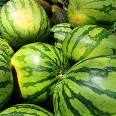 Süpermarketteki çekmecede taze karpuzlar. Mevsimlik meyveler, yaz, ferahlatıcı ve sulu, vitaminler, vejetaryen yiyecekler,