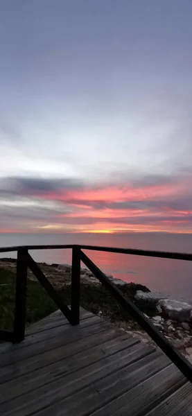 Passerelle Legno Uno Sfondo Tramonto Sul Mare Bellissimi Colori Rossi — Foto Stock