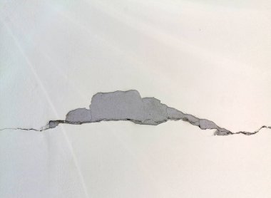 Duvardaki çatlak alçı, alçının bir kısmı düşmüş.