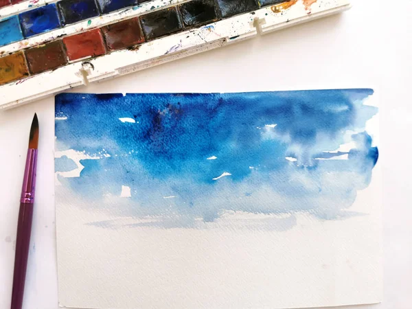 Fond bleu aquarelle avec pinceau et aquarelle ensemble de peinture — Photo