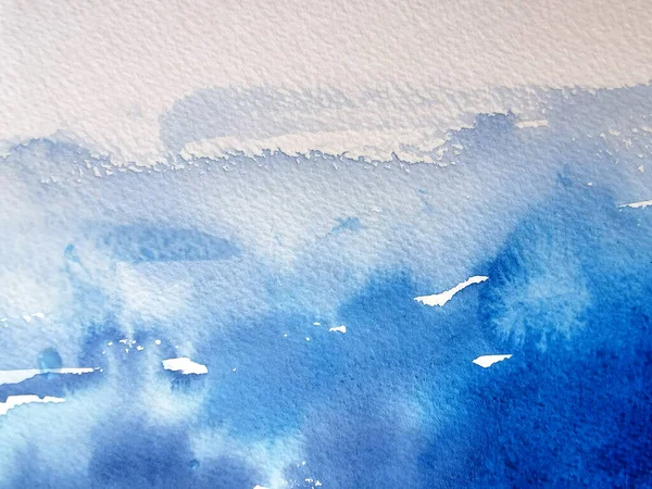 Macchia d'acqua blu su sfondo bianco. Illustrazione blu disegnata a mano ad acquerello. Astratto pennello bagnato verniciato carta texture . — Foto Stock