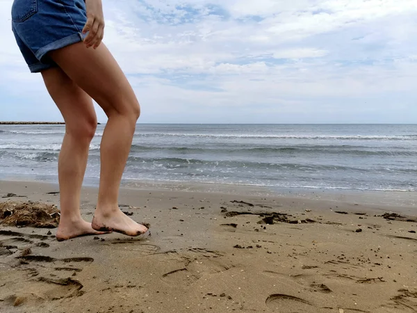 Hübsche Frauenbeine Auf Dem Hintergrund Des Meeres Ein Bezauberndes Langbeiniges — Stockfoto