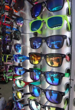 Turistler için mağaza vitrininde güneş gözlüğü, plaj mevsimi, denizde dinlenme, tatil ve tropikal stil