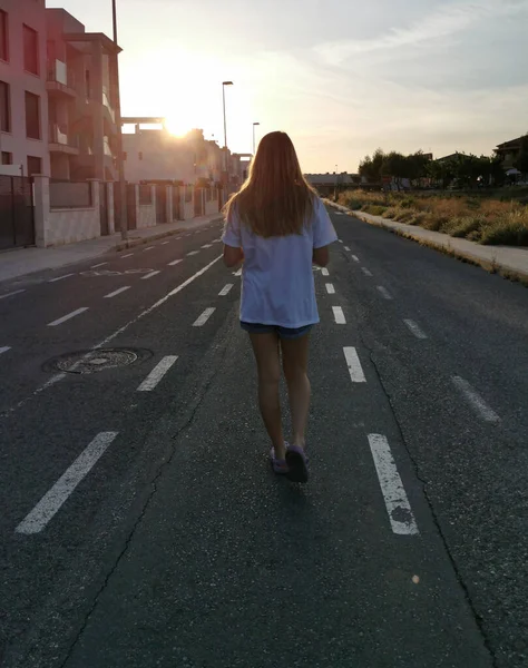 Stadsstraat Bij Zonsondergang Een Meisje Loopt Door Het Midden Van — Stockfoto