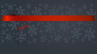 Mutlu Noel 'in Yavaş Çekim ve Döndürme Grafikleri ve Kırmızı Fiyonk ve Kar Taneleriyle Paketleme Kağıdı ile birlikte hediye olarak yazılmış el yazısı yazısıyla Mutlu Yıllar.