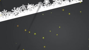 Kırmızı Fiyonk Şeridinin Üzerinde Kar Taneleri Grafikleriyle süslenmiş koyu gri ambalaj kağıdıyla kaplı Noel Hediyesinin Doğrusal Zıplama ve Çevirme Animasyonu